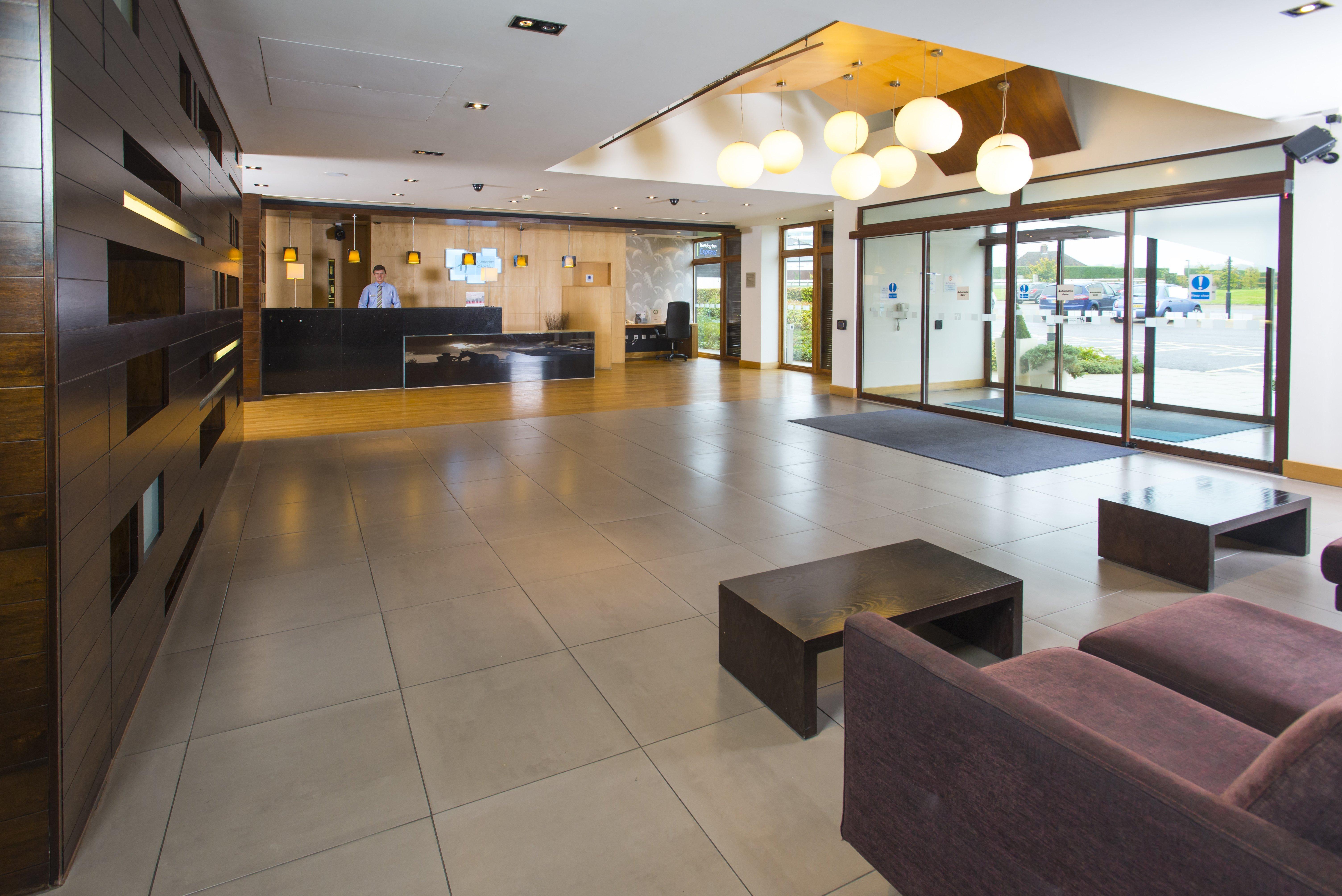 Holiday Inn Express London - Epsom Downs By Ihg מראה חיצוני תמונה