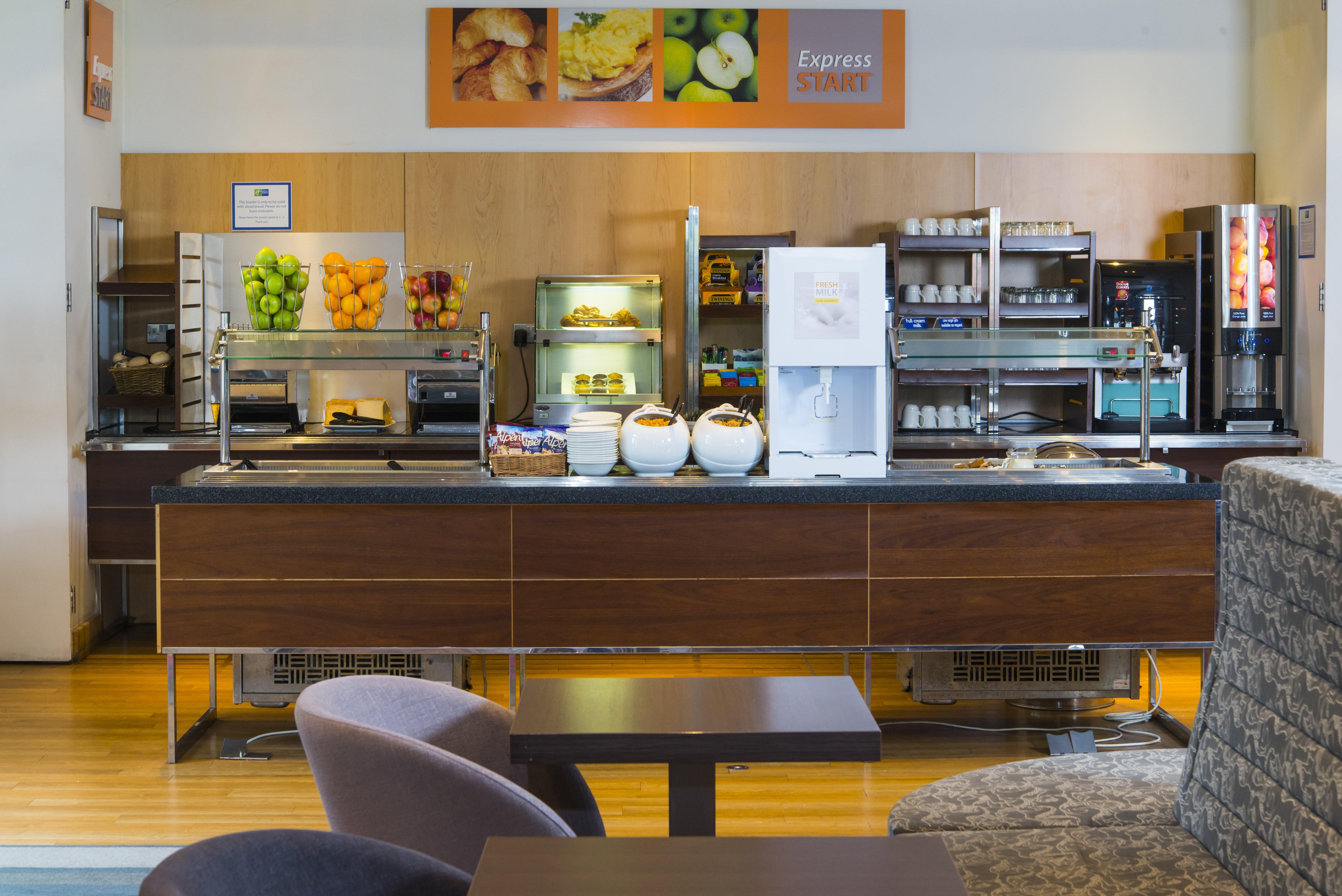 Holiday Inn Express London - Epsom Downs By Ihg מראה חיצוני תמונה