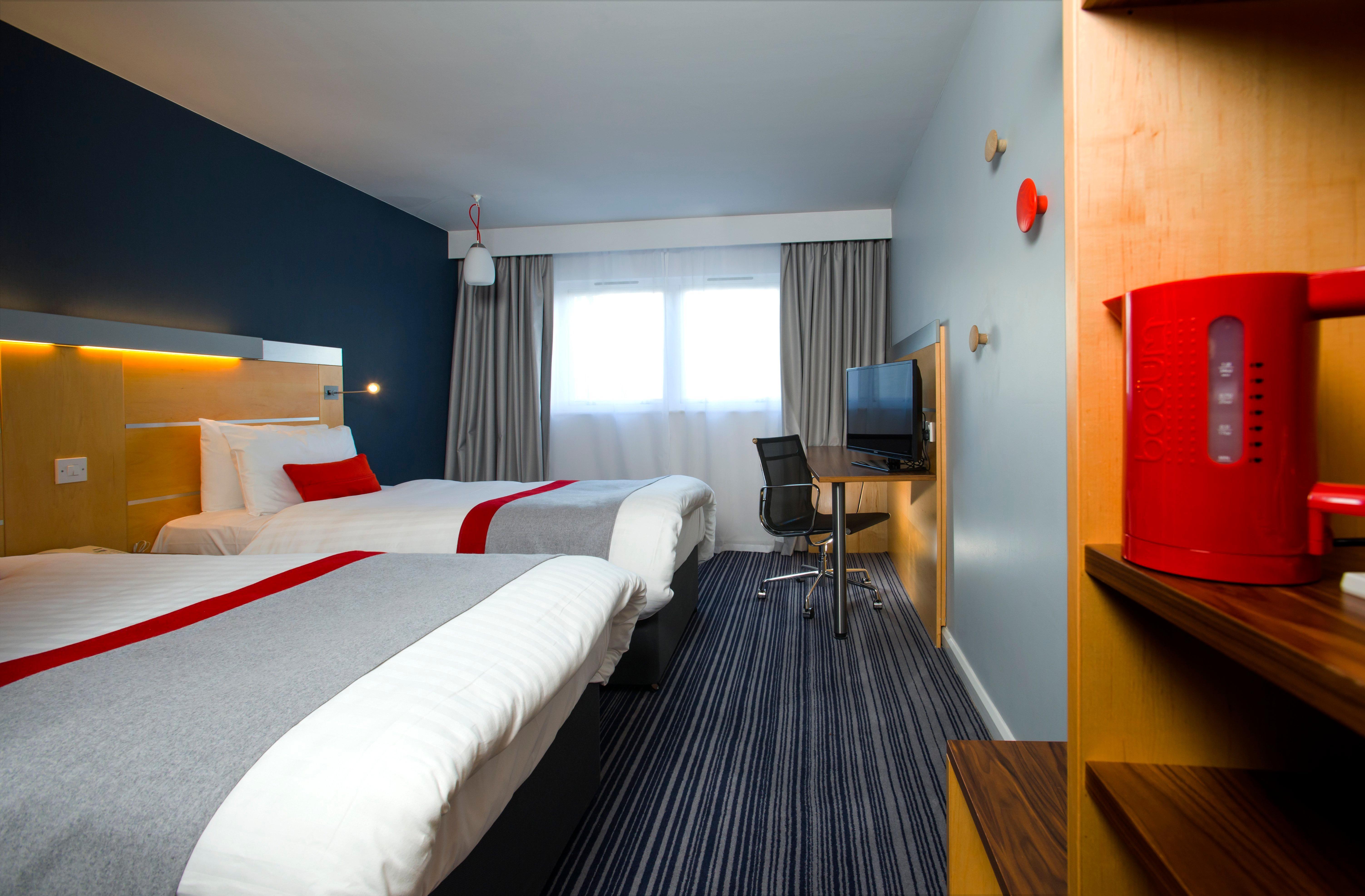 Holiday Inn Express London - Epsom Downs By Ihg מראה חיצוני תמונה