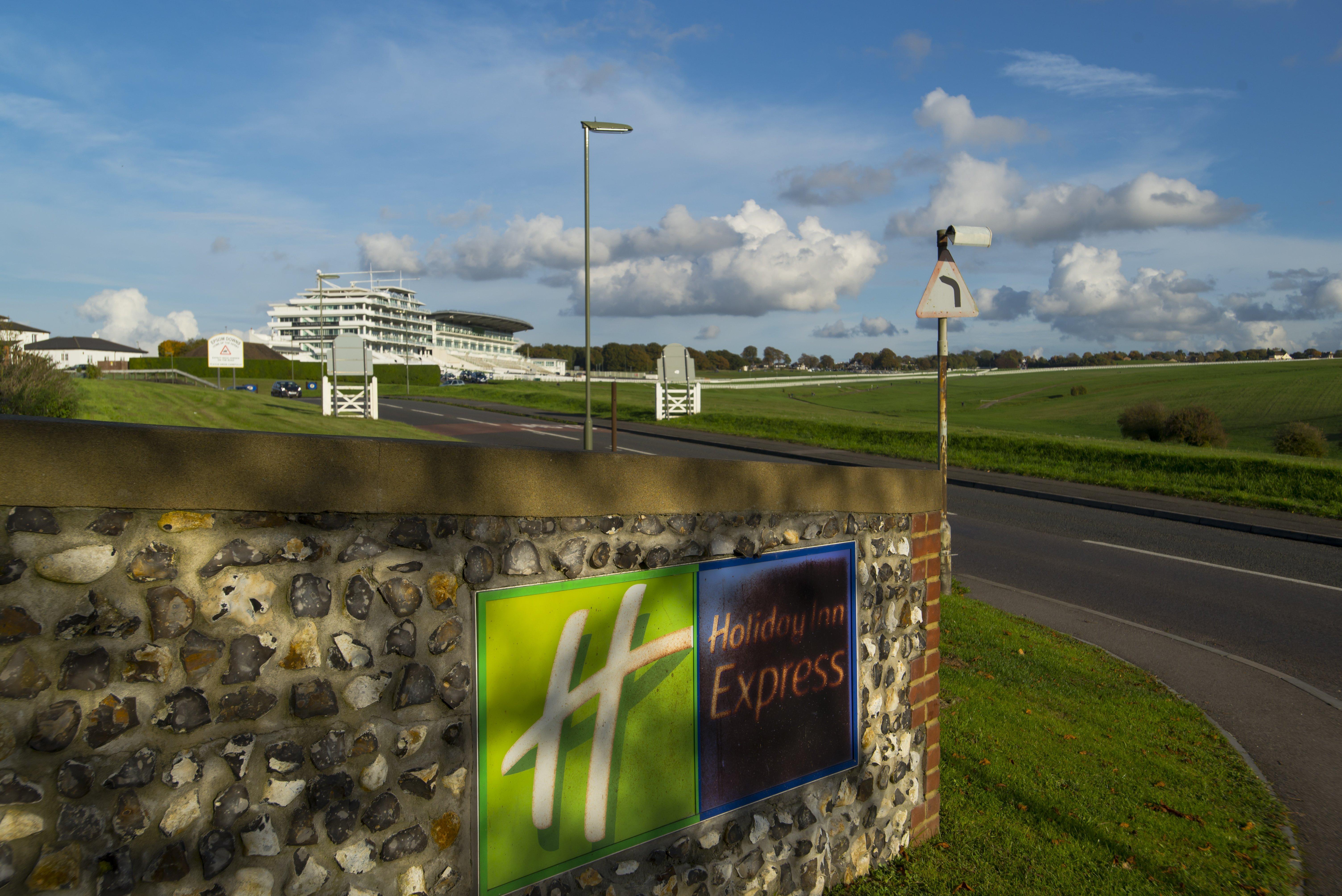 Holiday Inn Express London - Epsom Downs By Ihg מראה חיצוני תמונה