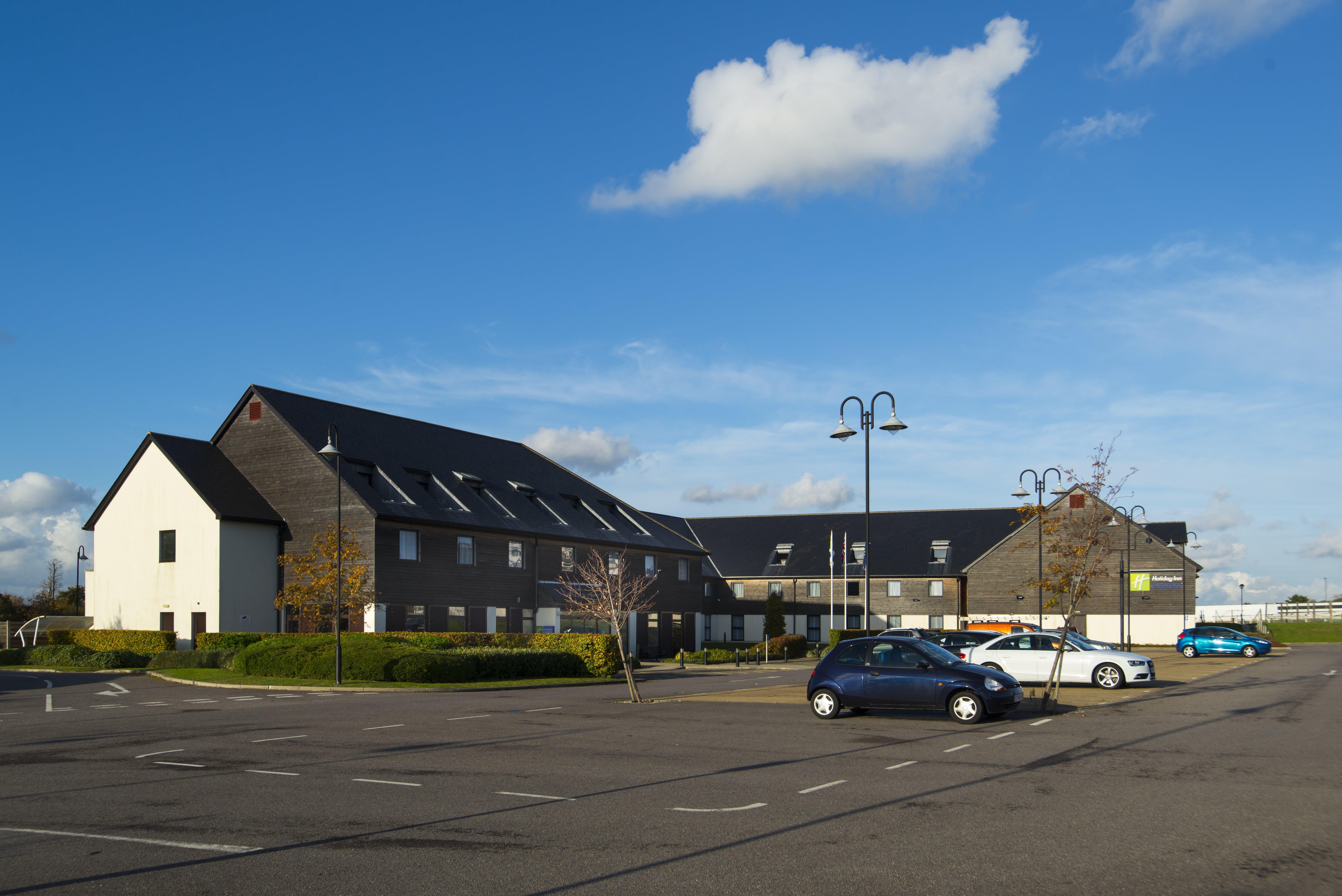 Holiday Inn Express London - Epsom Downs By Ihg מראה חיצוני תמונה