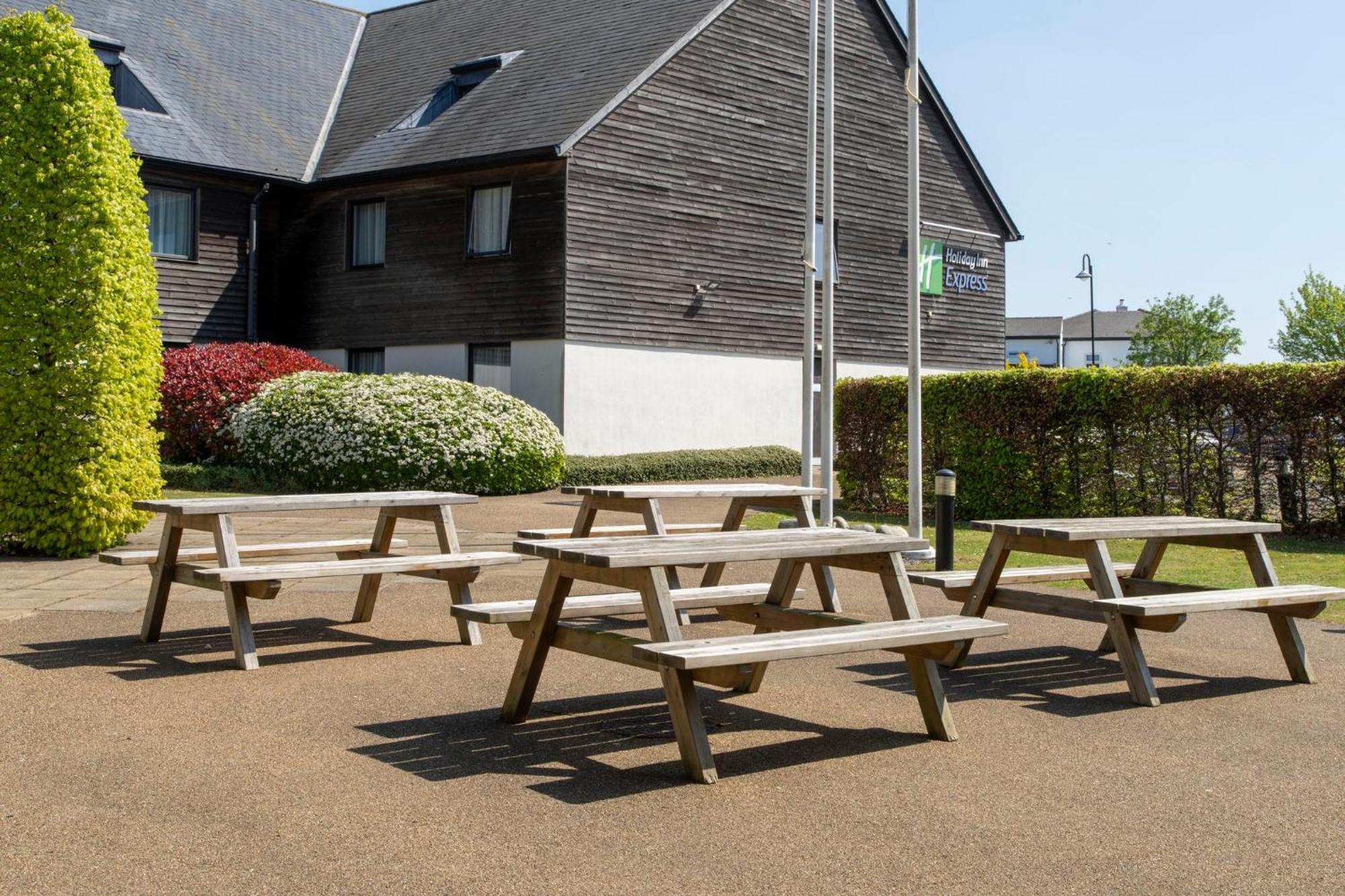 Holiday Inn Express London - Epsom Downs By Ihg מראה חיצוני תמונה