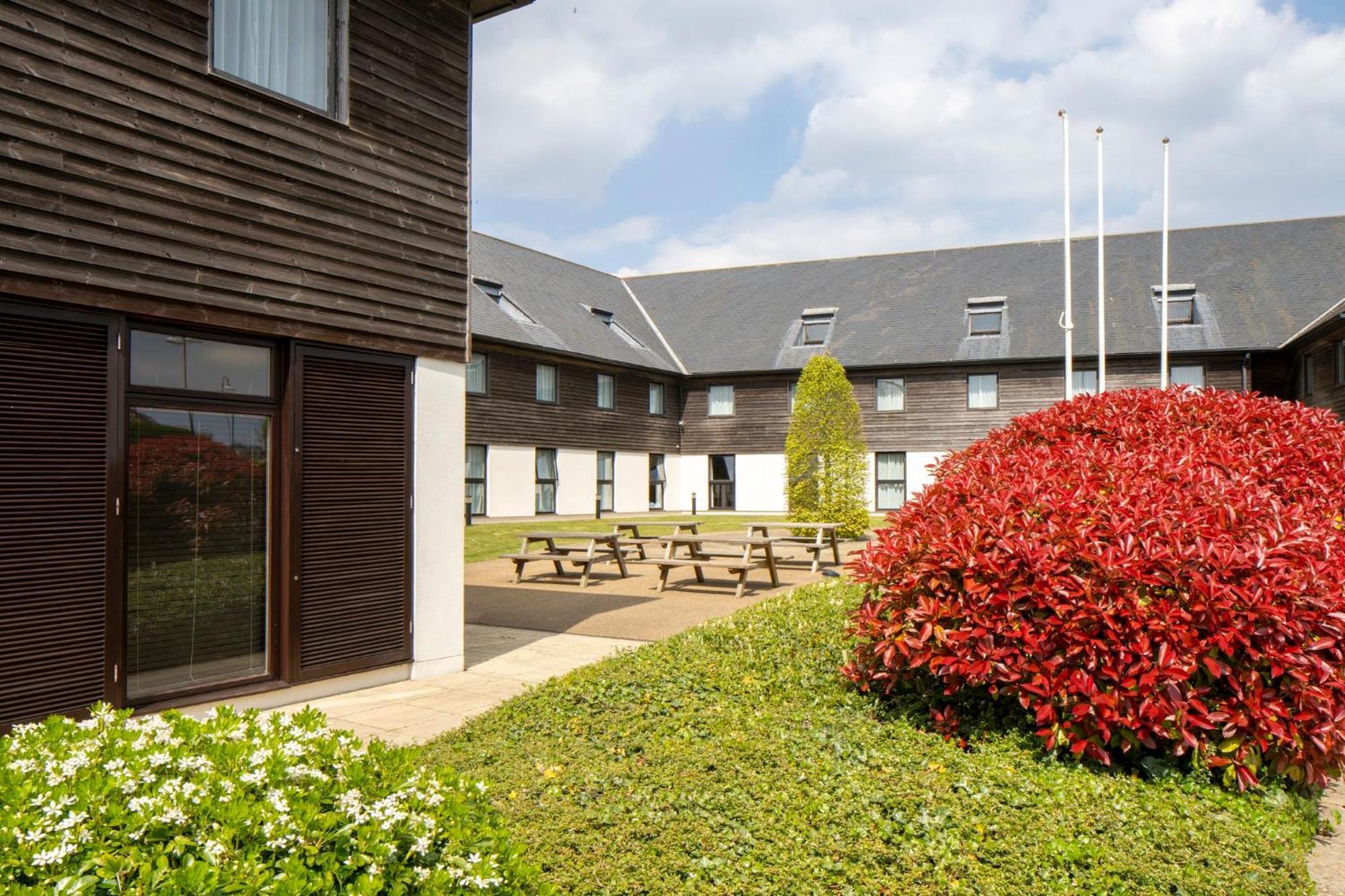 Holiday Inn Express London - Epsom Downs By Ihg מראה חיצוני תמונה