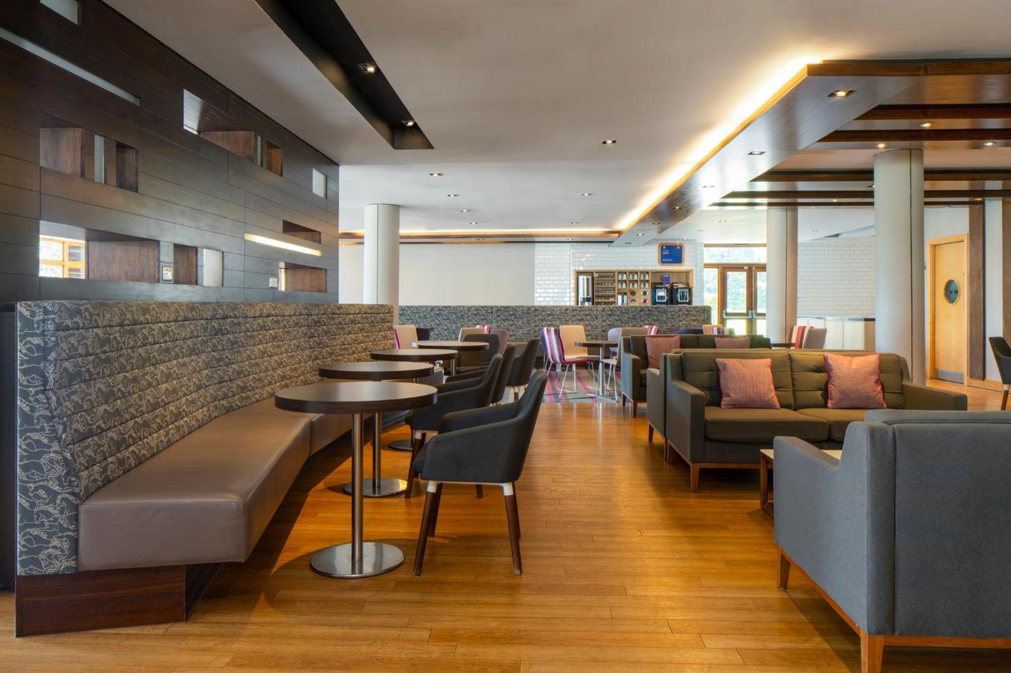 Holiday Inn Express London - Epsom Downs By Ihg מראה חיצוני תמונה